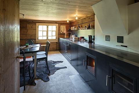 Speicherofen nach Maß mit Kochstelle